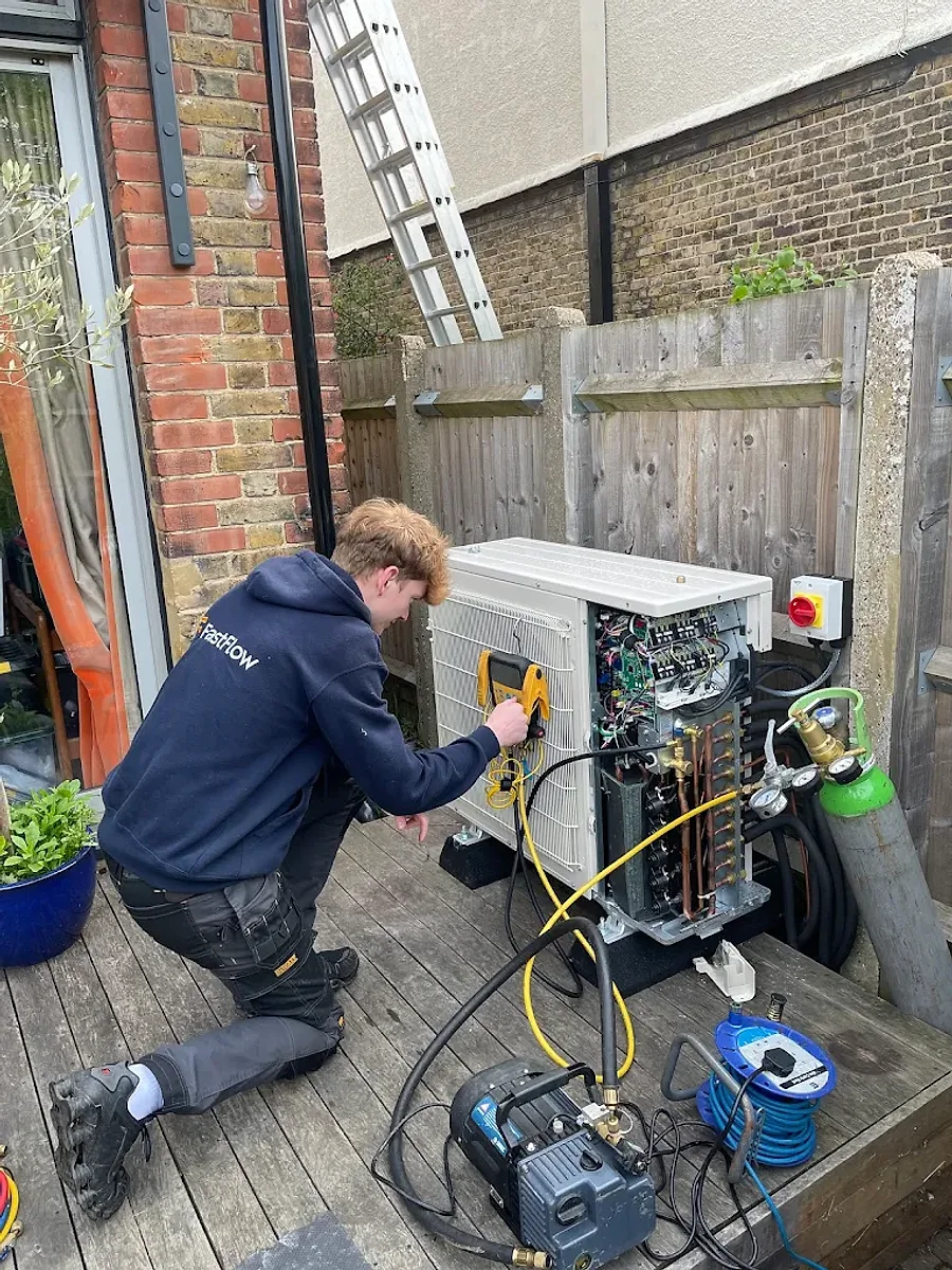 A FastFlow Plumbing engineer commissioning an air-conditioning unit